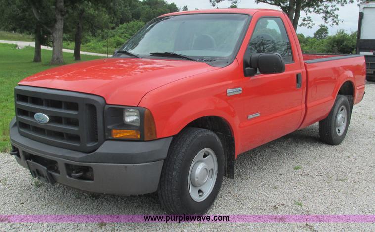 image for item J8536 2006 Ford F250 Super Duty XL pickup truck