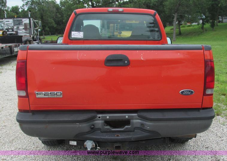 image for item J8536 2006 Ford F250 Super Duty XL pickup truck