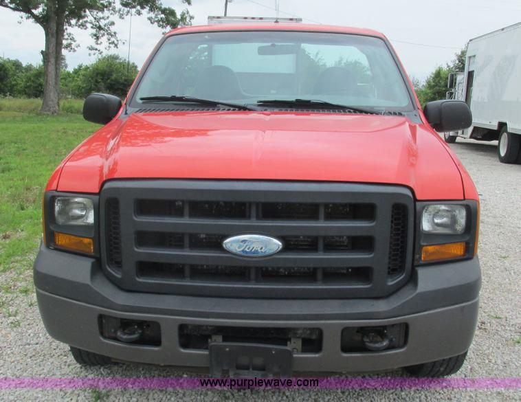 image for item J8536 2006 Ford F250 Super Duty XL pickup truck