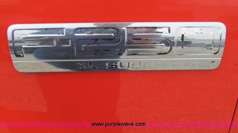 image for item J8536 2006 Ford F250 Super Duty XL pickup truck