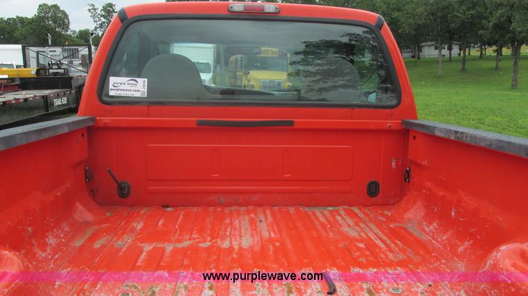 image for item J8536 2006 Ford F250 Super Duty XL pickup truck