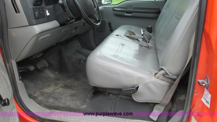 image for item J8536 2006 Ford F250 Super Duty XL pickup truck