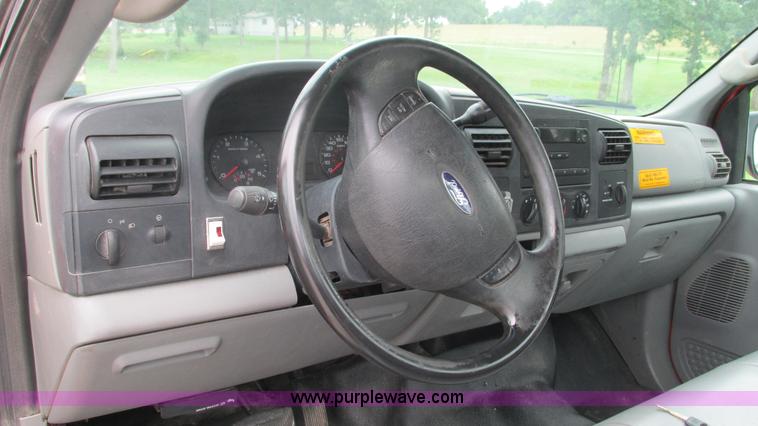 image for item J8536 2006 Ford F250 Super Duty XL pickup truck