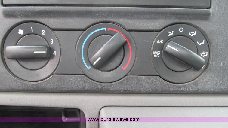 image for item J8536 2006 Ford F250 Super Duty XL pickup truck