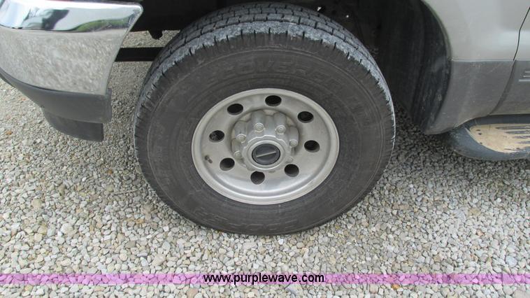 image for item J8537 2002 Ford Excursion XLT SUV