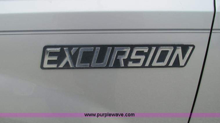 image for item J8537 2002 Ford Excursion XLT SUV