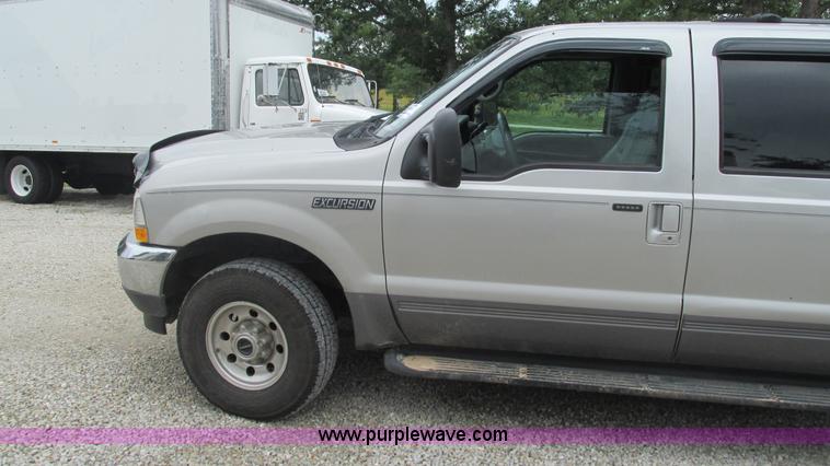 image for item J8537 2002 Ford Excursion XLT SUV