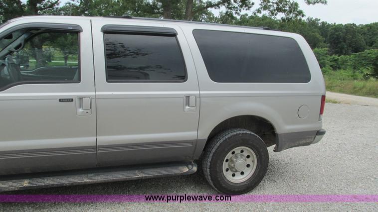 image for item J8537 2002 Ford Excursion XLT SUV