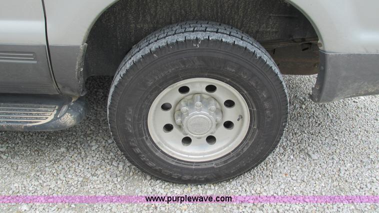 image for item J8537 2002 Ford Excursion XLT SUV