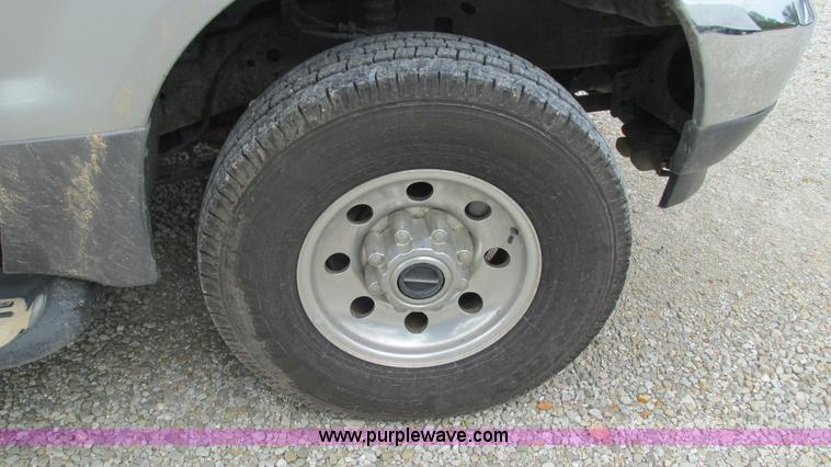 image for item J8537 2002 Ford Excursion XLT SUV