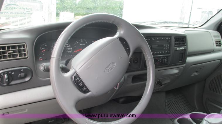 image for item J8537 2002 Ford Excursion XLT SUV