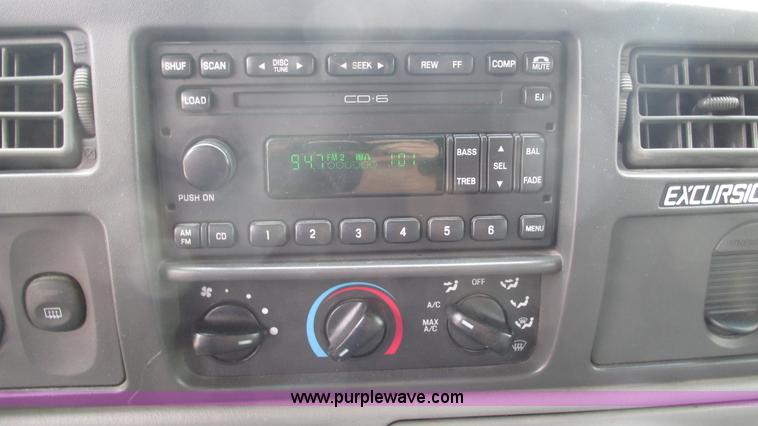 image for item J8537 2002 Ford Excursion XLT SUV