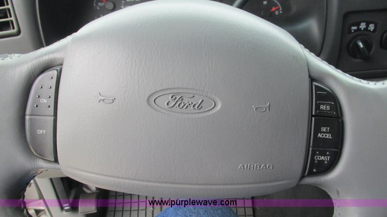 image for item J8537 2002 Ford Excursion XLT SUV