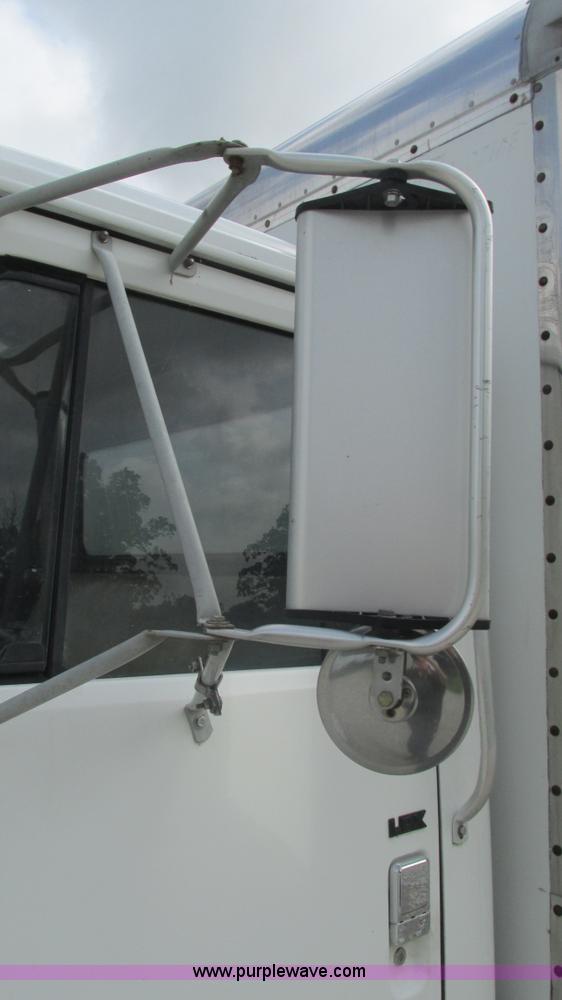 image for item J8538 1995 International 4700LPX box van