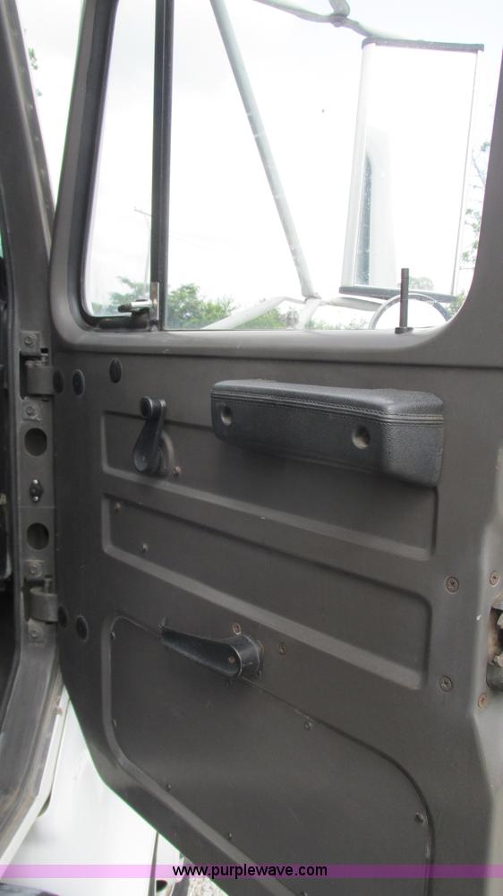 image for item J8538 1995 International 4700LPX box van