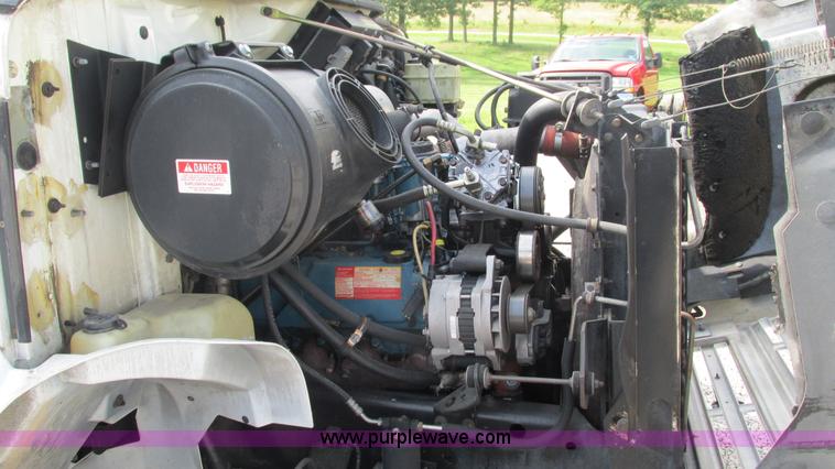 image for item J8538 1995 International 4700LPX box van