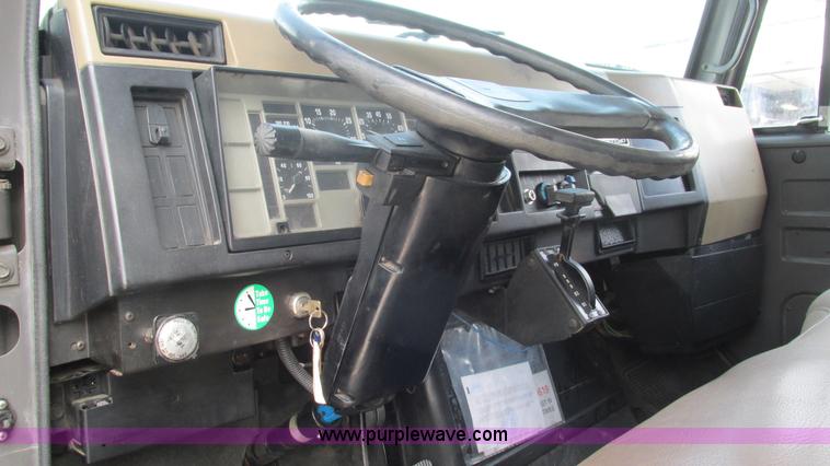 image for item J8538 1995 International 4700LPX box van