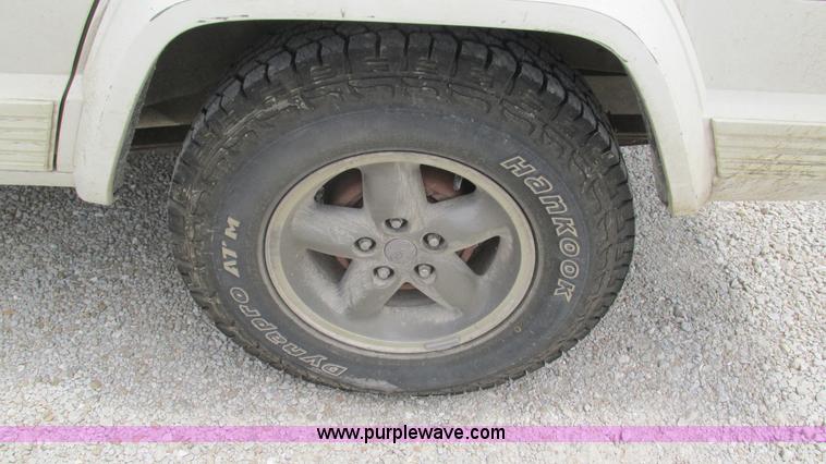 image for item J8542 1996 Jeep Cherokee Sport SUV