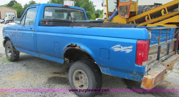 image for item J8544 1995 Ford F150 XL pickup truck