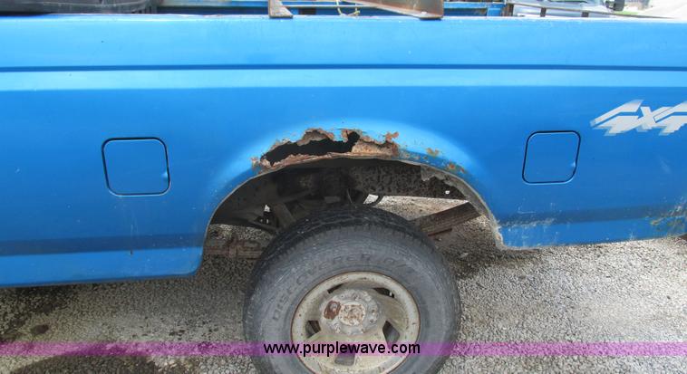 image for item J8544 1995 Ford F150 XL pickup truck