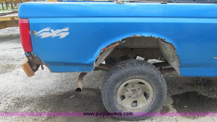 image for item J8544 1995 Ford F150 XL pickup truck