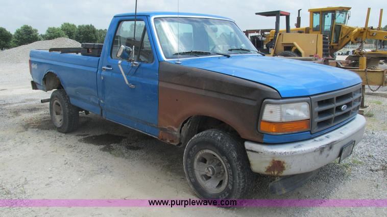 image for item J8544 1995 Ford F150 XL pickup truck
