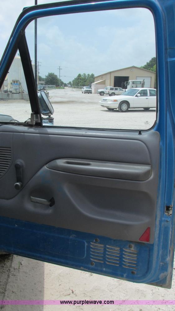 image for item J8544 1995 Ford F150 XL pickup truck