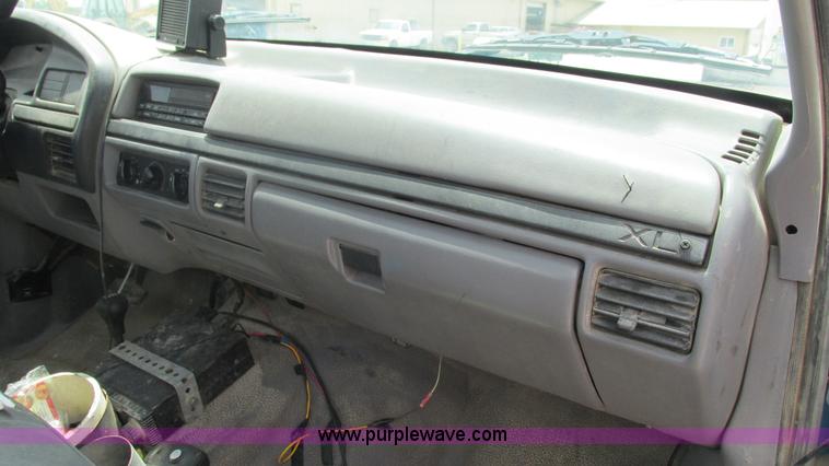 image for item J8544 1995 Ford F150 XL pickup truck