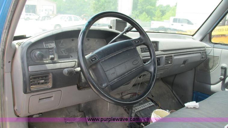 image for item J8544 1995 Ford F150 XL pickup truck