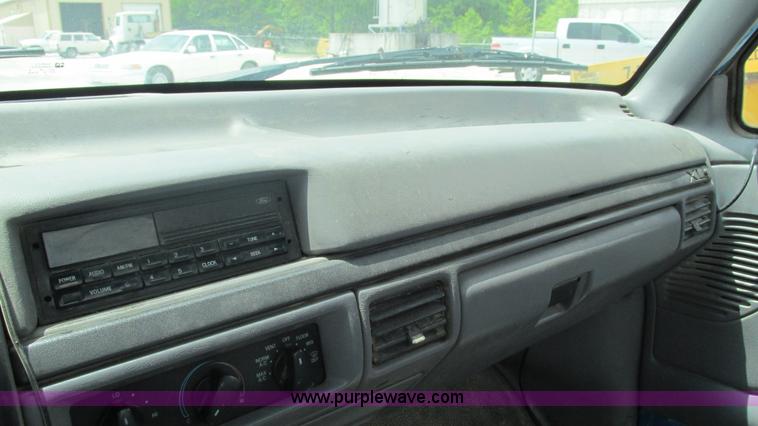 image for item J8544 1995 Ford F150 XL pickup truck