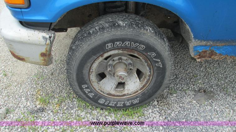 image for item J8544 1995 Ford F150 XL pickup truck