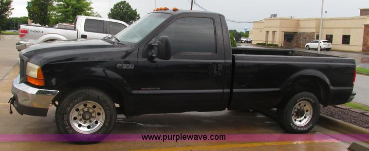 image for item J8558 2000 Ford F350 Super Duty pickup truck