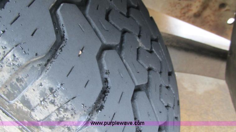 image for item J8558 2000 Ford F350 Super Duty pickup truck