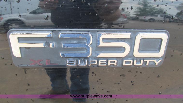 image for item J8558 2000 Ford F350 Super Duty pickup truck