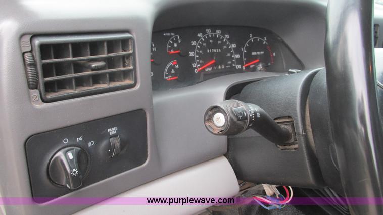 image for item J8558 2000 Ford F350 Super Duty pickup truck