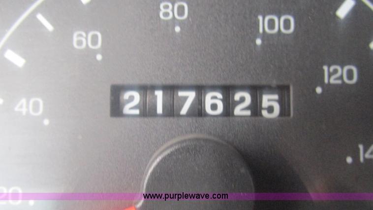 image for item J8558 2000 Ford F350 Super Duty pickup truck