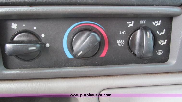 image for item J8558 2000 Ford F350 Super Duty pickup truck