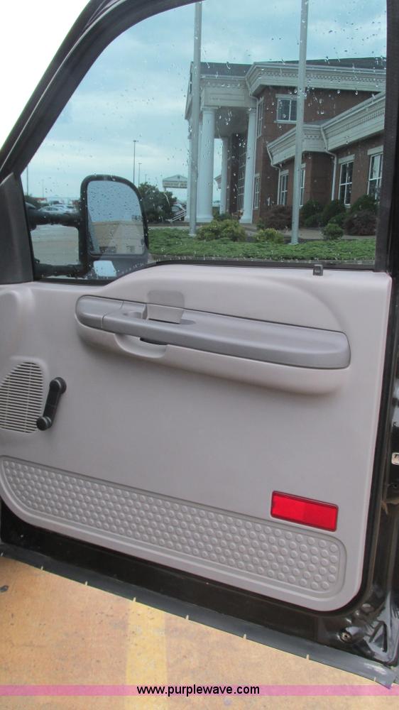 image for item J8558 2000 Ford F350 Super Duty pickup truck