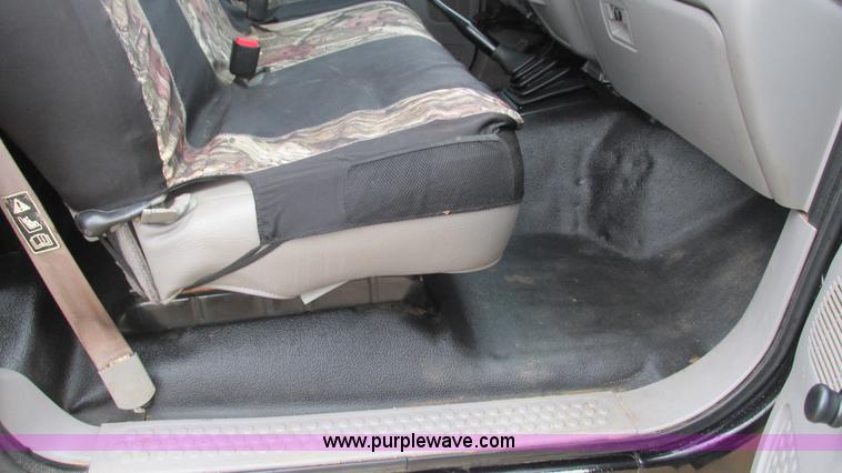 image for item J8558 2000 Ford F350 Super Duty pickup truck