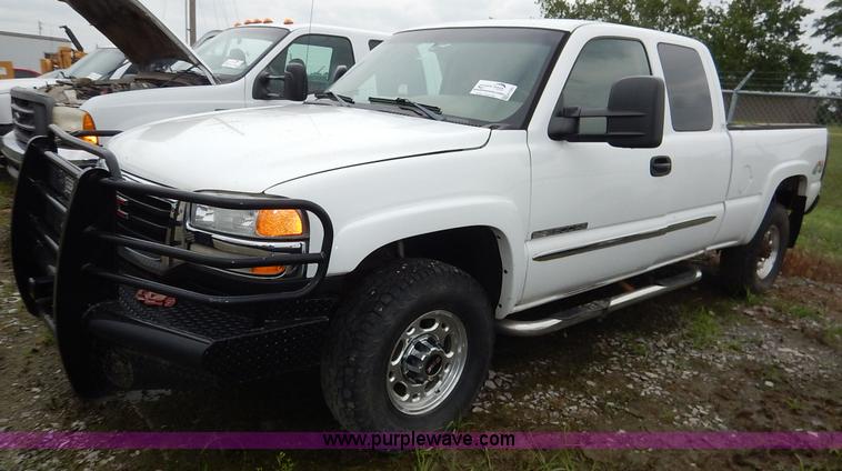 image for item K1501 2006 GMC Sierra 2500HD Ext. Cab pickup truck