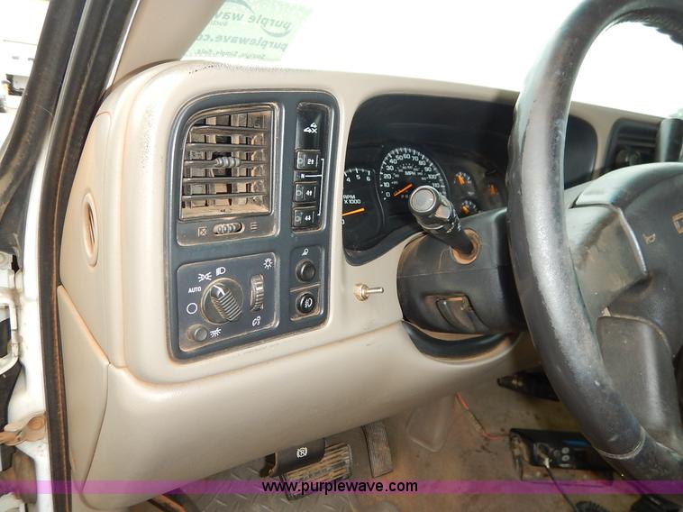 image for item K1501 2006 GMC Sierra 2500HD Ext. Cab pickup truck