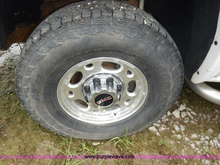 image for item K1501 2006 GMC Sierra 2500HD Ext. Cab pickup truck