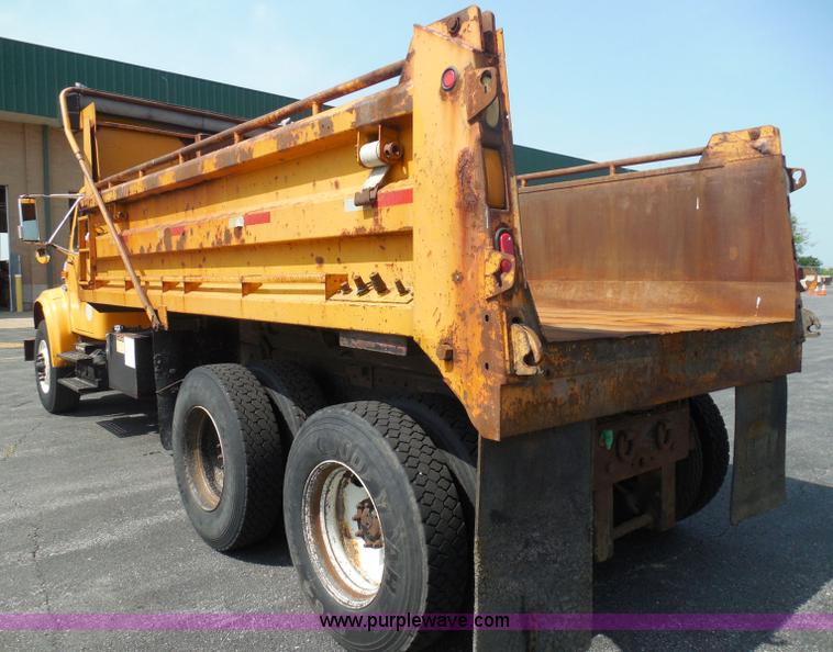 image for item K7521 2000 International 4900 dump truck
