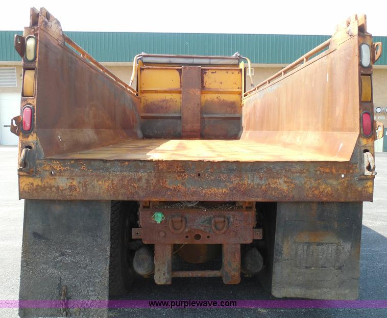 image for item K7521 2000 International 4900 dump truck