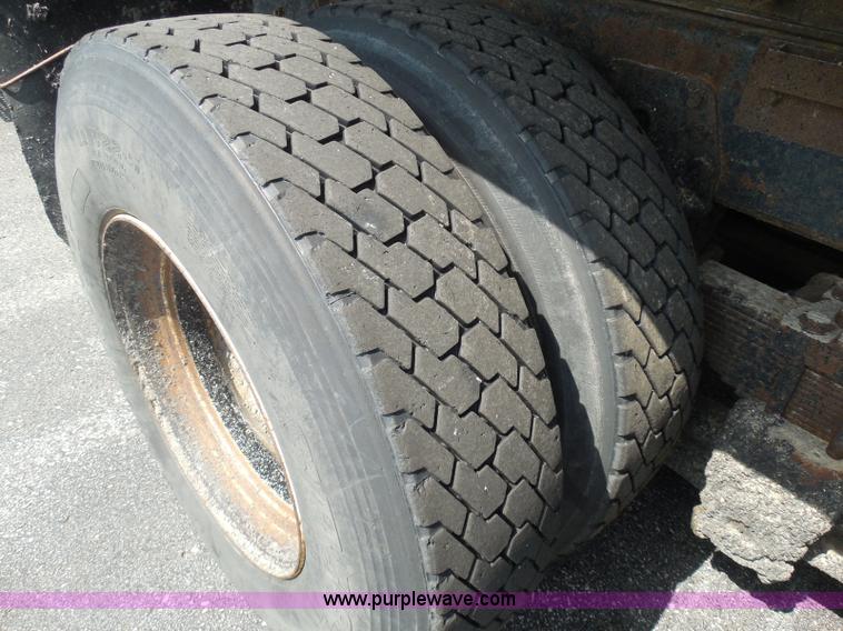 image for item K7521 2000 International 4900 dump truck