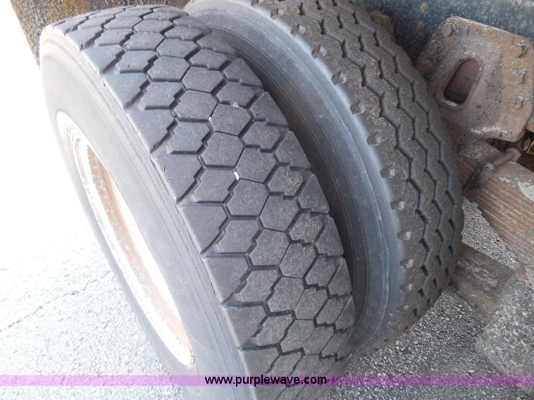 image for item K7521 2000 International 4900 dump truck