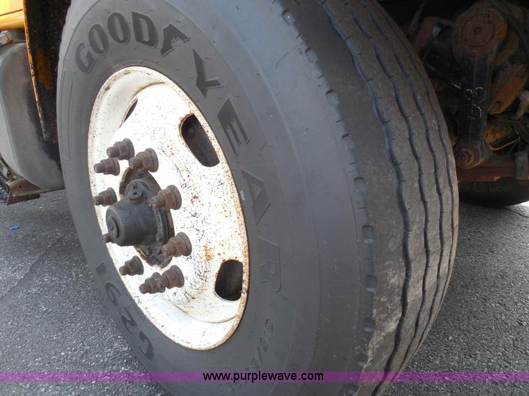 image for item K7521 2000 International 4900 dump truck