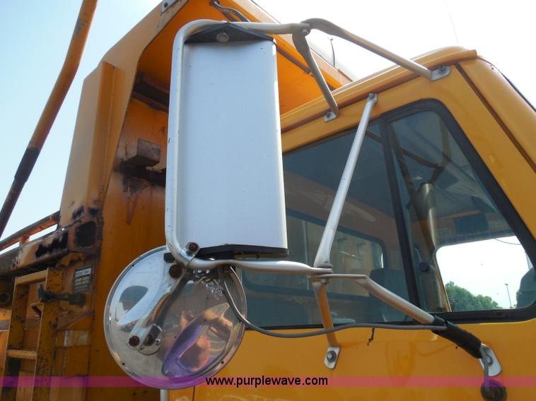 image for item K7521 2000 International 4900 dump truck