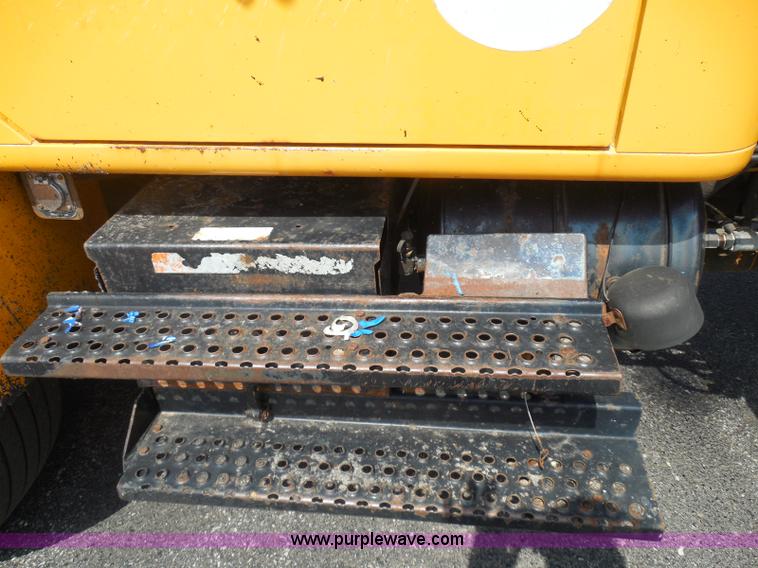 image for item K7521 2000 International 4900 dump truck