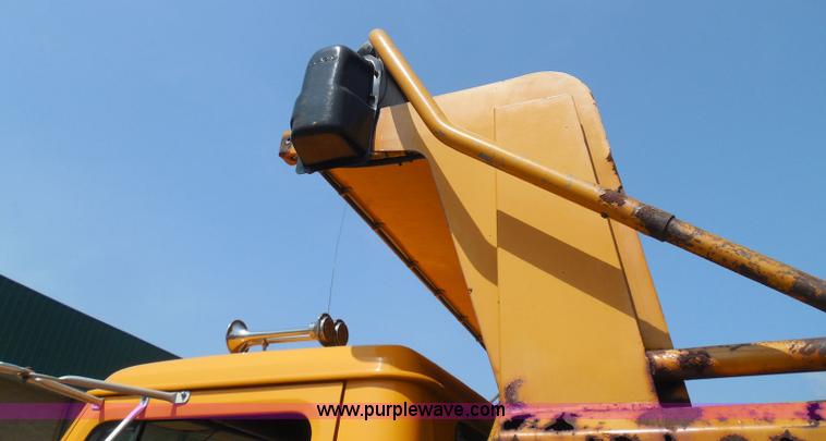 image for item K7521 2000 International 4900 dump truck